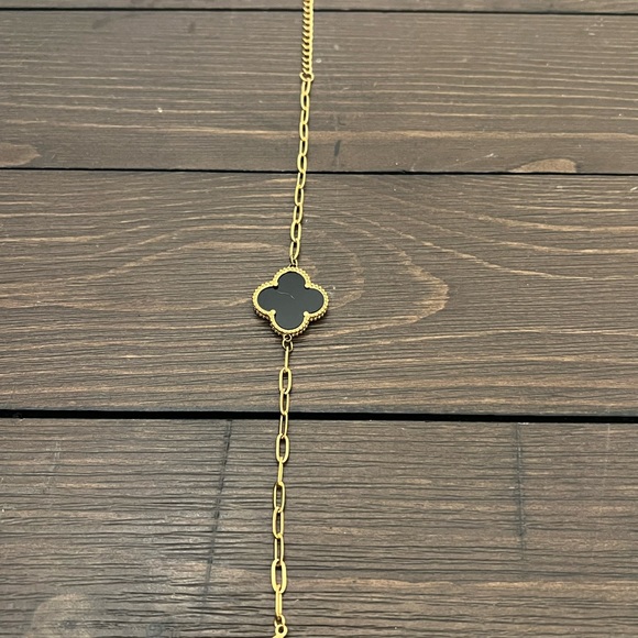 GOLD STAINLESS STEEL BRACELET WITH BLACK FOUR LEAF CLOVER - Picture 4 of 6